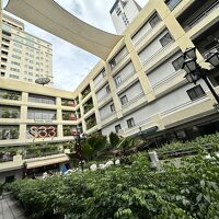 一階に日本料理屋、マッサージ、飲み屋があったりする