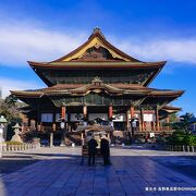 江戸時代に再建された本堂は巨大な木造建築で迫力十分