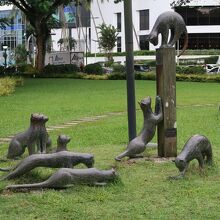 そのほかにも、猫の像は街歩き途中で見つかります。