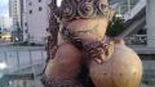 牧志駅近くのさいおんスクエア前にある巨大シーサー