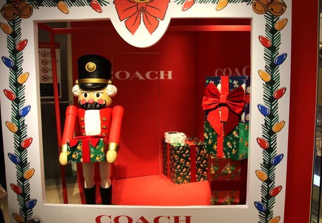 腕時計の商品展示が充実しています。COACHの店員さんの笑顔が良かったです。