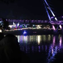 大晦日の交通規制後の橋のライトアップ。画像奥はアスタナ