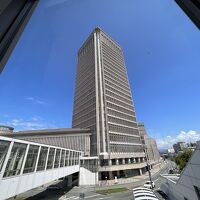 駅直結、高層ビルにあります