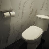 独立トイレ。リモコン式のウォッシュレットが付いています。