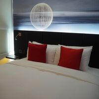 オシャレ。ベッドサイドにUSBポート等あって便利