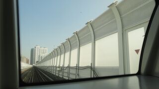 黄色の環状線は高架で無人運転