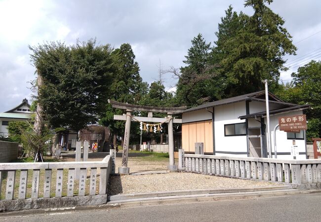 三ツ石神社