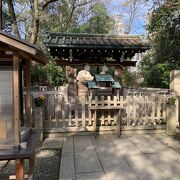 湊川神社の中にあります。楠木正成を敬愛していた徳川光圀により墓碑が建立されました。