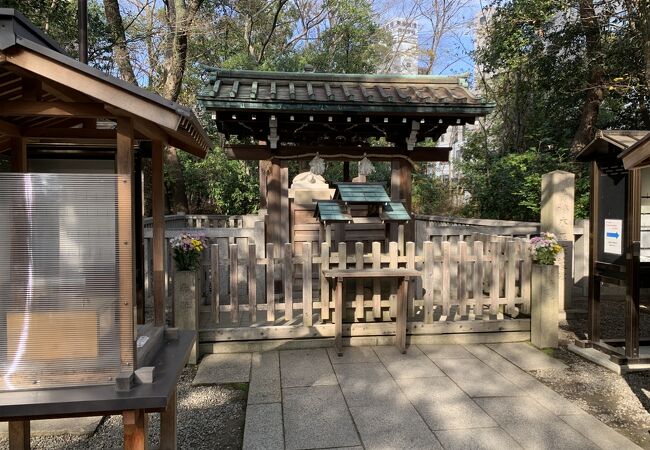湊川神社の中にあります。楠木正成を敬愛していた徳川光圀により墓碑が建立されました。
