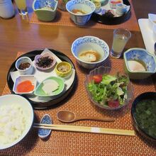 朝食プラス味の開きとソフトクリームとフルーツ