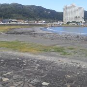 付近一帯は公園のように整備されている海水浴場