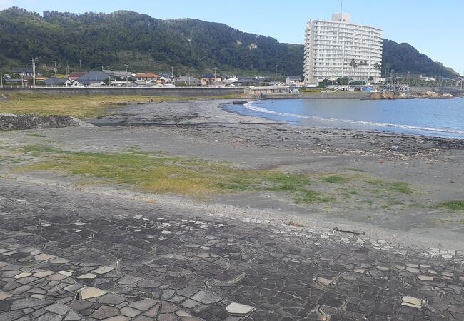 付近一帯は公園のように整備されている海水浴場