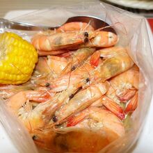 看板メニューの「Shrimp in a Bag」は量がすごい