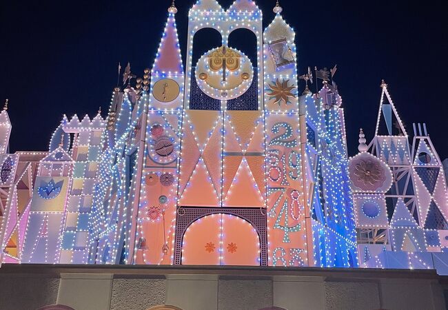 ディズニー イッツアスモールワールド カーテン