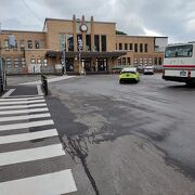 決して大きくはない駅ですが観光客で一杯でした