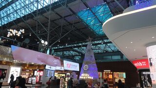 搭乗口ごとにインテリアデザインが異なっていて面白い