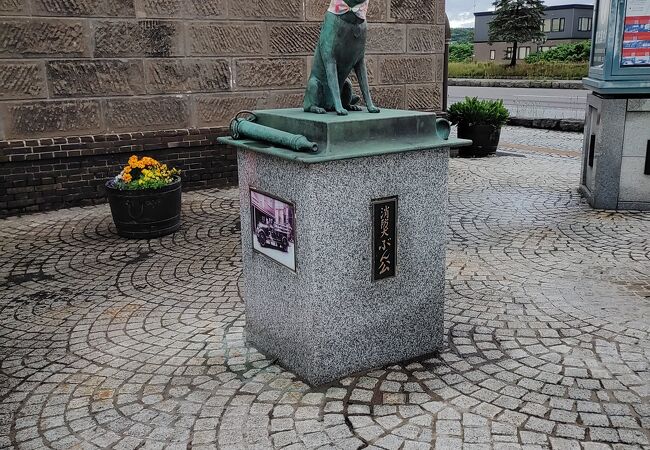 小樽市観光物産プラザの前にある銅像