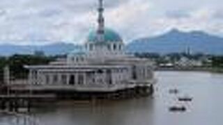 正式名はMasjid India Bandar Kuching。独特の青色のドームが爽やか