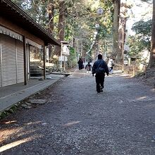 長い参道が続く