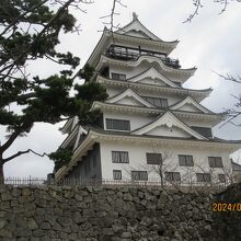 北面は鉄板張りで黒くなっています