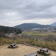 徳川家康の初陣地、桃配山のほうも見えます。