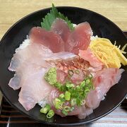 奄美大島南部で海鮮丼の昼食です