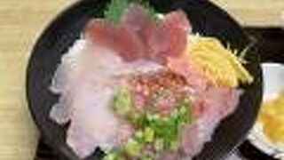 奄美大島南部で海鮮丼の昼食です