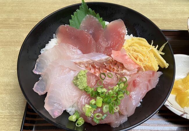 奄美大島南部で海鮮丼の昼食です
