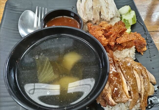 ４種類の鶏肉ごはんをいただけます