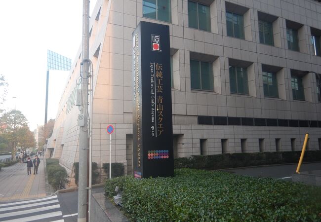 全国の伝統工芸品が一堂に集められ、展示、販売されている