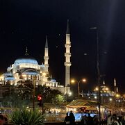夜景が一際美しい幻想的なモスク
