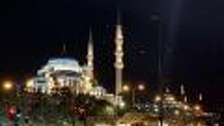 夜景が一際美しい幻想的なモスク