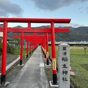 参道に線路があります