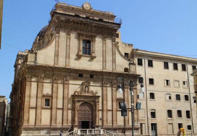 メインファサードは、ベッリーニ広場側