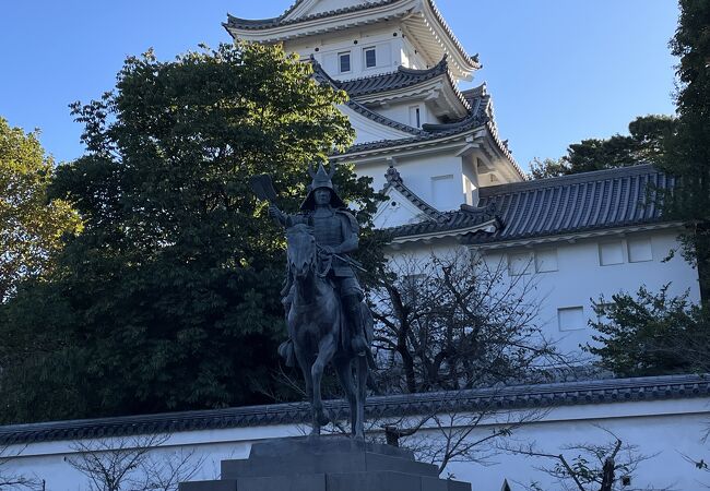 戸田氏鉄公騎馬像