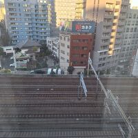 部屋からは線路が見える。