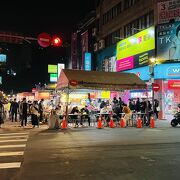 コンパクトで食べ歩きしやすい夜市です。