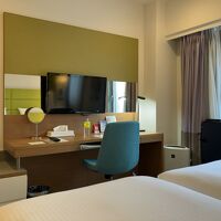 ホリデイインのイメージカラーでまとめられています