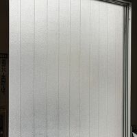 窓はこれだし、開けられないし