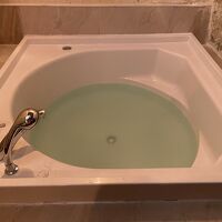 バスタブは正方形。部屋によって形が違い、三角形もあったとか