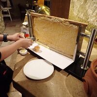 朝食ブッフェにあったハチの巣ごとハチミツ。野性味たっぷり