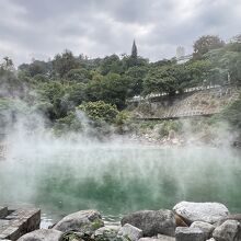 緑色の湯が湧き出しています。