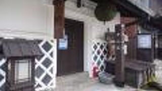 古い町並みが残る静かな通り