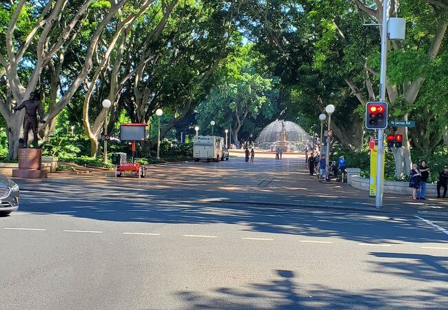 ただの噴水じゃ…