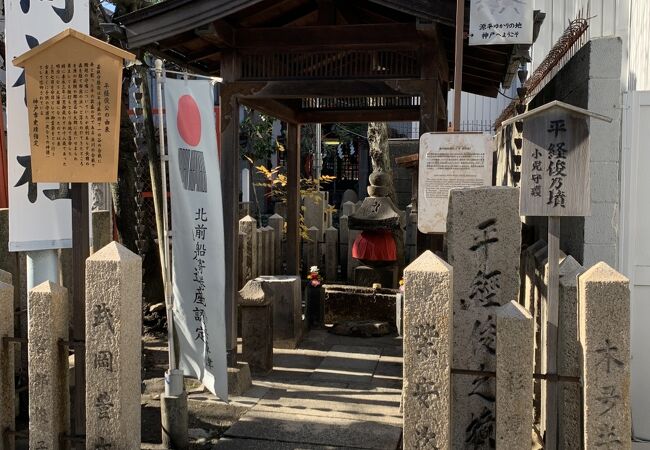 平清盛の甥の平経俊のお墓があり、古来より子供の守り神として信仰されています。