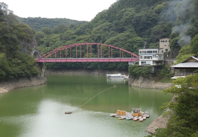 全長18㎞に及ぶ峡谷で中心に神龍湖があり、奇岩の宝庫です