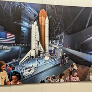 スペースシャトルエンデバーはSamuel Oschin Air and Space Centerが完成するまでの間、展示を休止しています