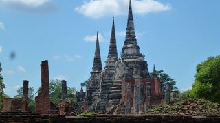 チャオプラヤー川屈曲部の西岸に建てられている寺院