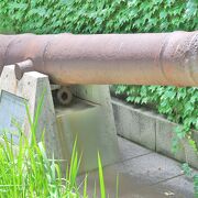 開港広場公園の大砲はスリム