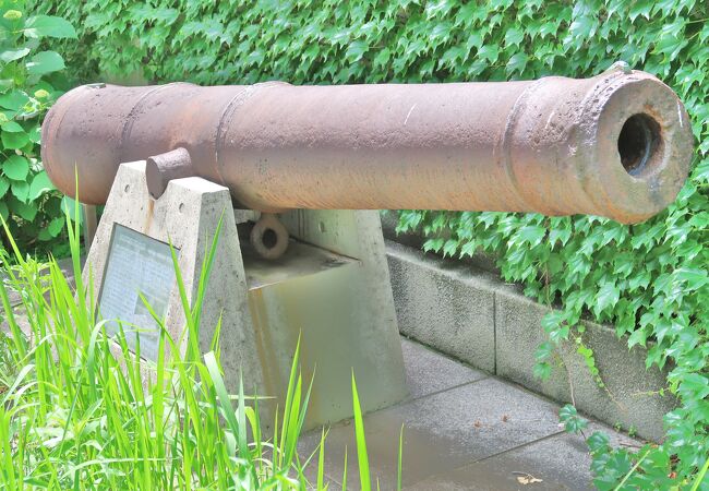 開港広場公園の大砲はスリム